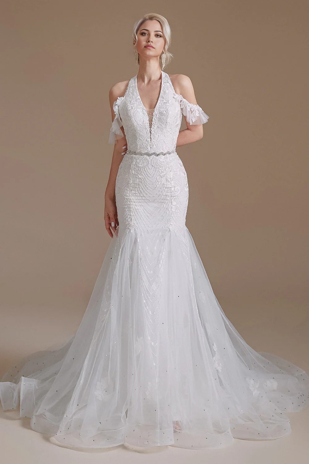 Hermosos vestidos de novia de tul con encaje y hombros descubiertos de sirena